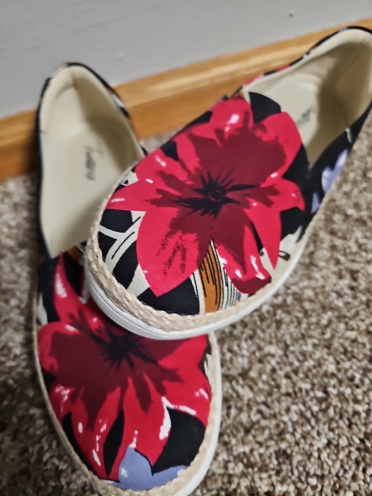 Trotters Womens Accent Slip On Comfort Loafers 6 Narrow (AA,N) / Red/Floral/Linen